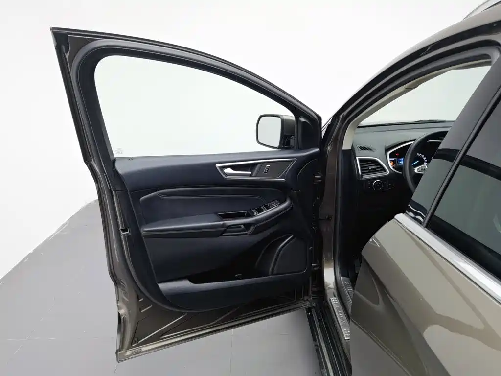 Photo 8 - Ford Edge