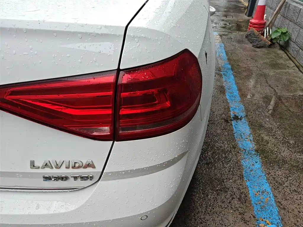 Volkswagen Lavida 2015 230TSI DSG Comfort Edition фото 8
