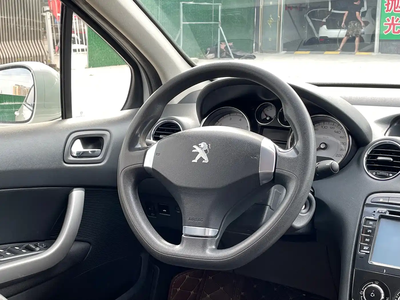 Peugeot 408 2013 2.0L Automatic Comfort Edition фото 15
