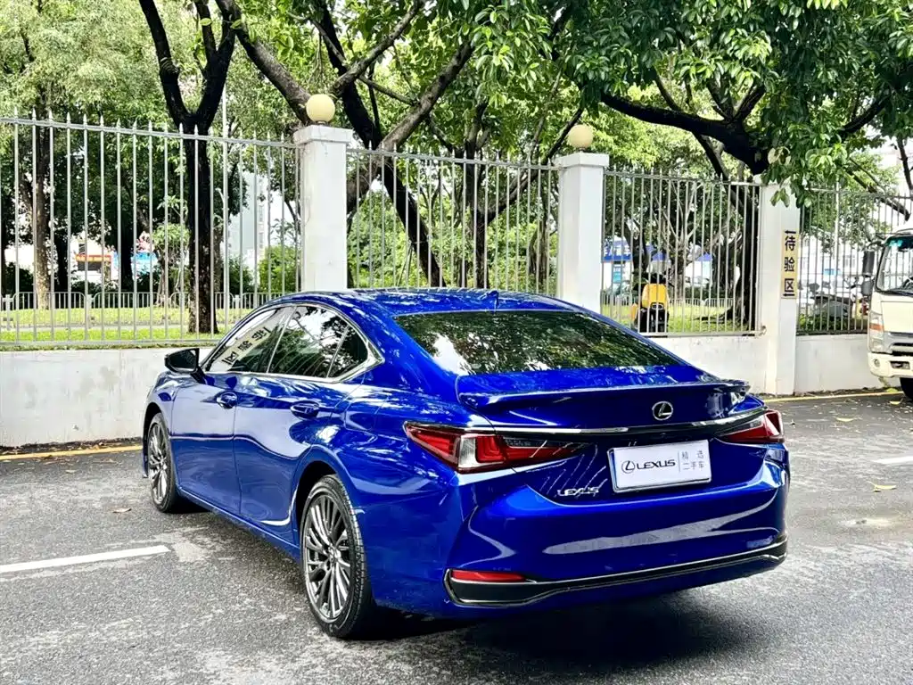 Фото 9 - Lexus ES