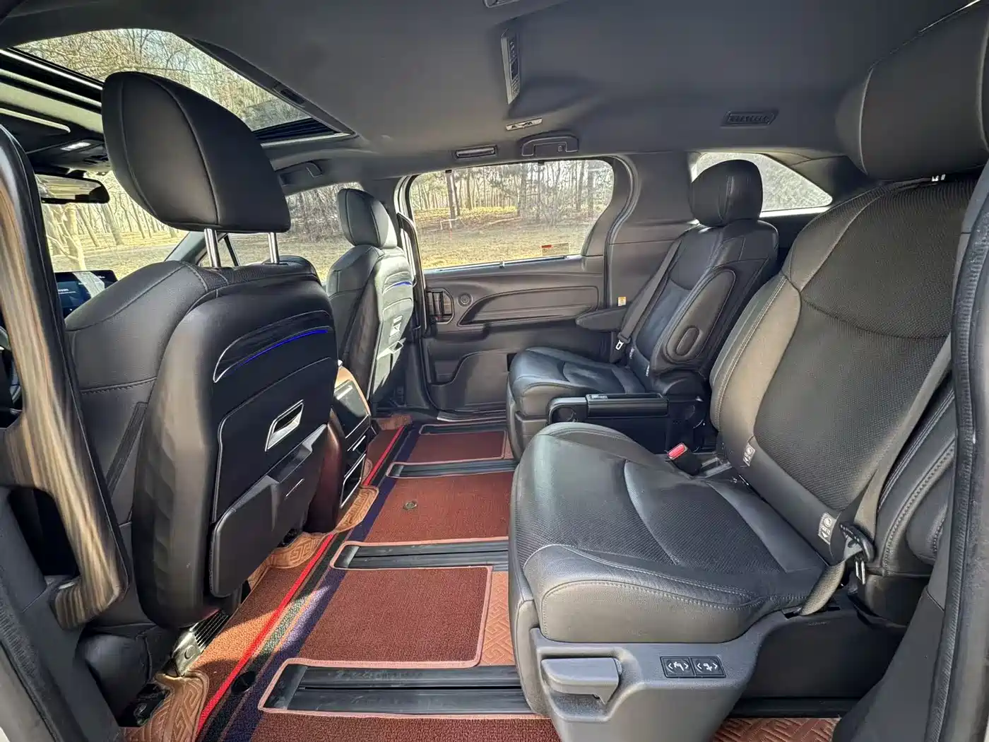 Toyota Sienna 2023 2.5L Hybrid Premium Edition фото 8