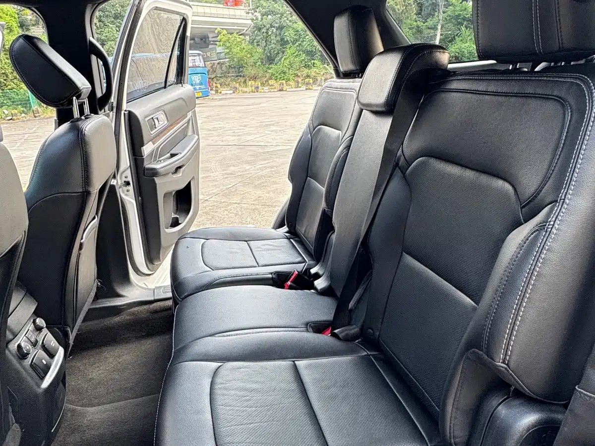 Photo 20 - Ford Explorer (Import)