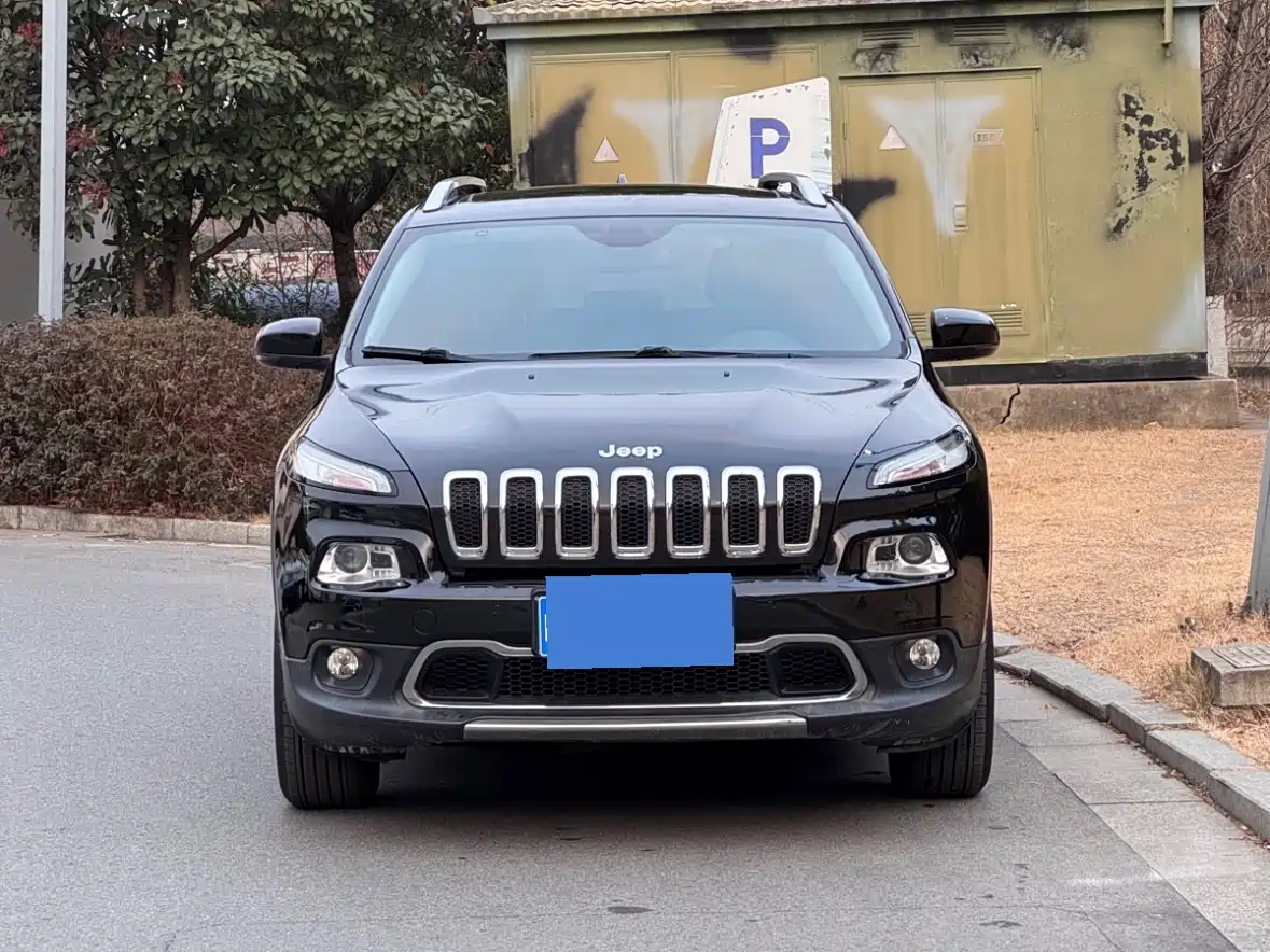 Photo 2 - Jeep Cherokee