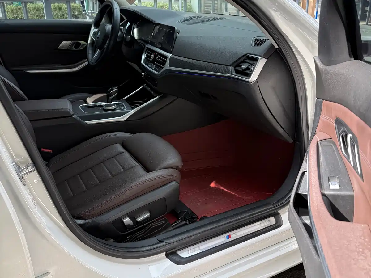 Photo 12 - BMW 3 Series