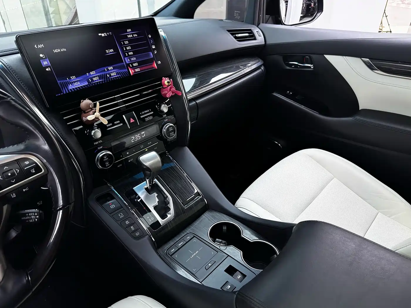 Lexus LM 2020 300h 4-Seat Imperial Edition фото 19