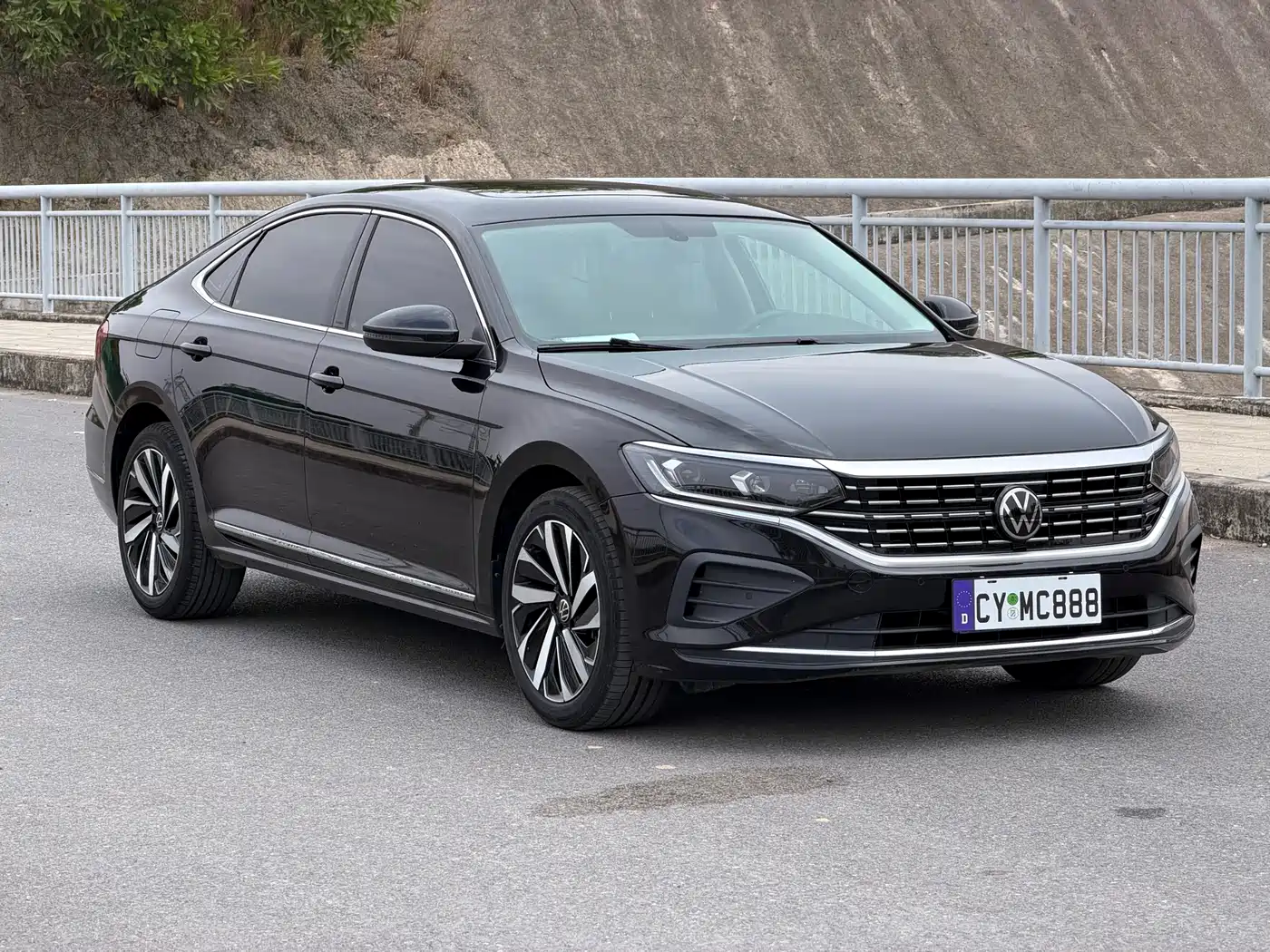 Volkswagen Passat 2024 380TSI Luxury фото 3