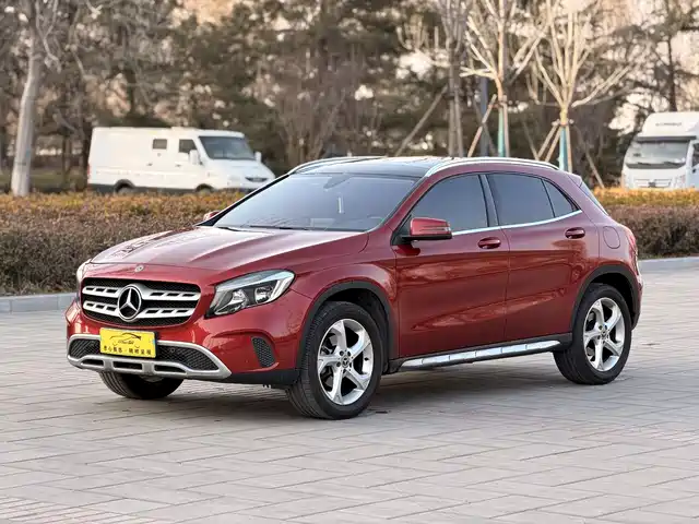 MERCEDES-BENZ GLA