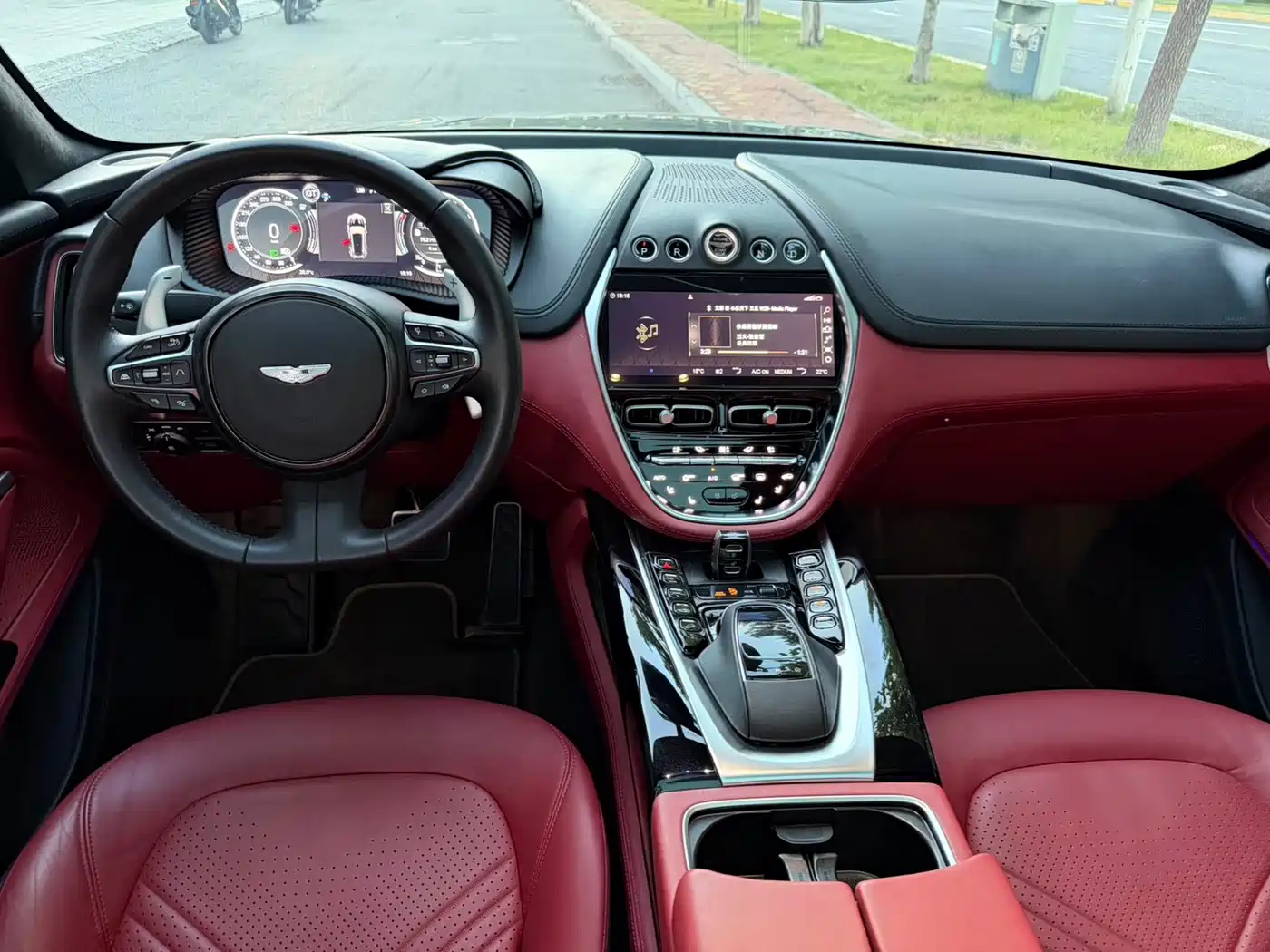 Photo 7 - Aston Martin DBX