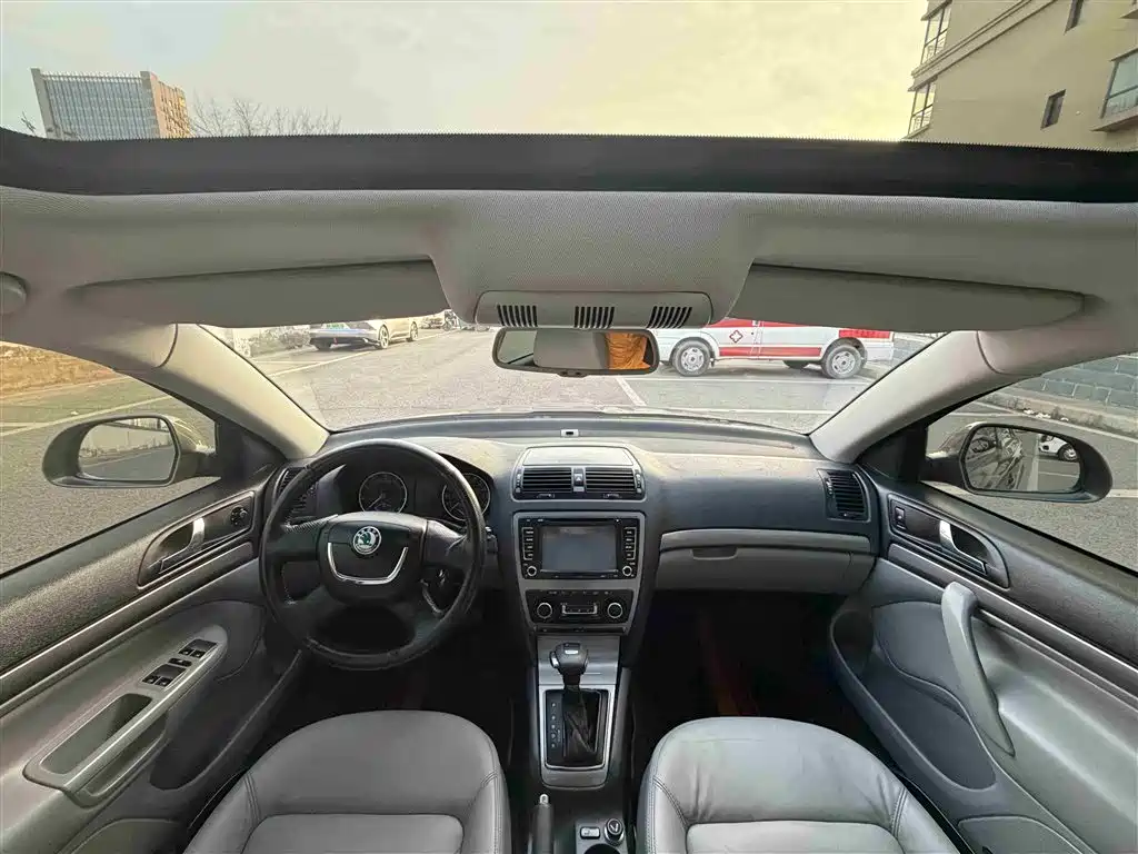 Škoda Octavia 2013 1.6L Automatic Prestige Edition фото 10