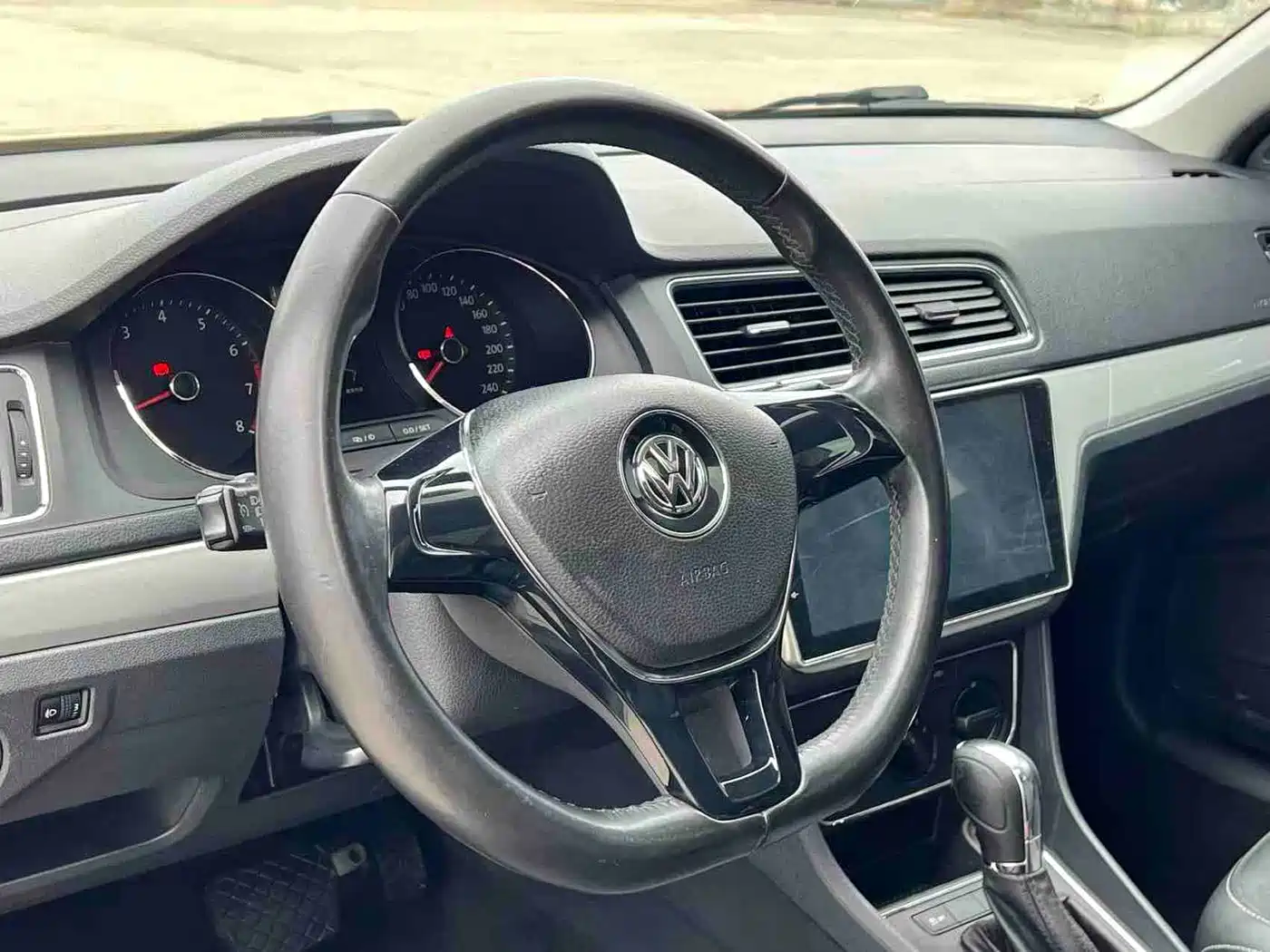 Volkswagen Lavida 2015 1.6L Automatic Comfort Edition фото 13