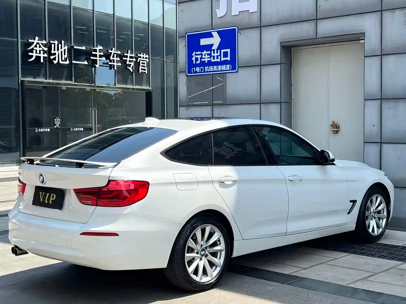 BMW 3 Series GT 2018 320i Fashion фото 21