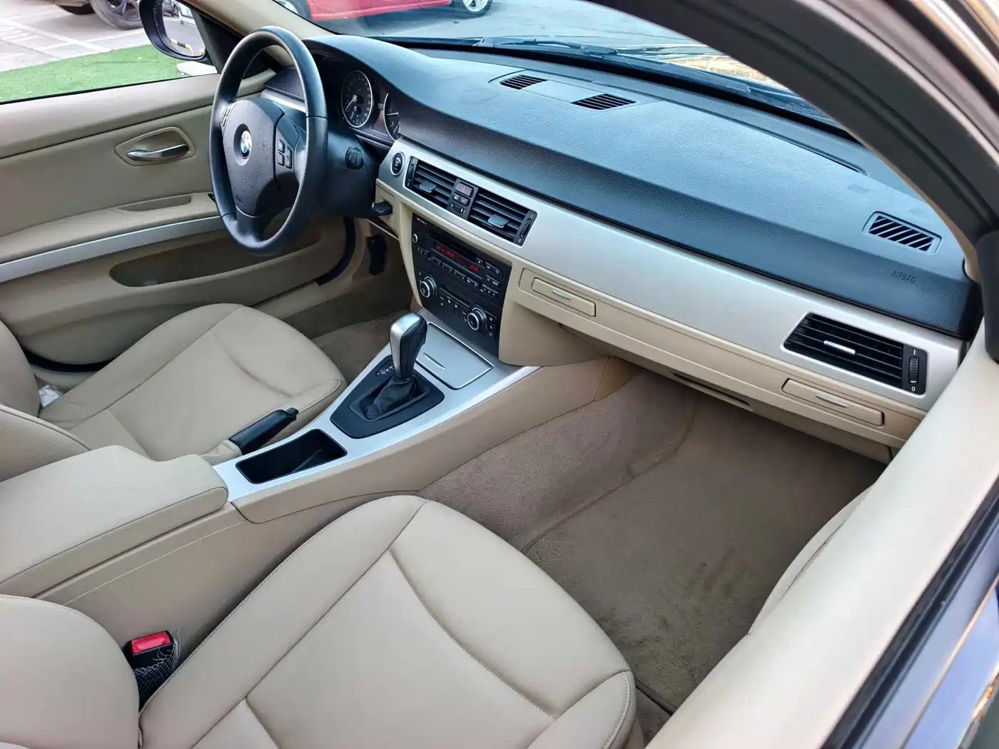BMW 3 Series 2011 318i Leading фото 18