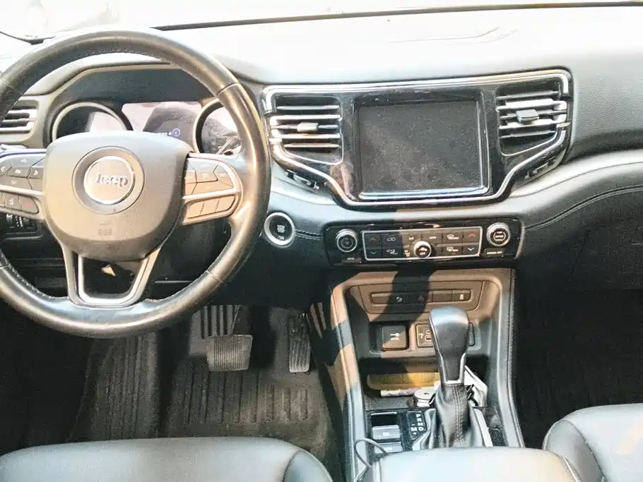 Photo 12 - Jeep Grand Commander