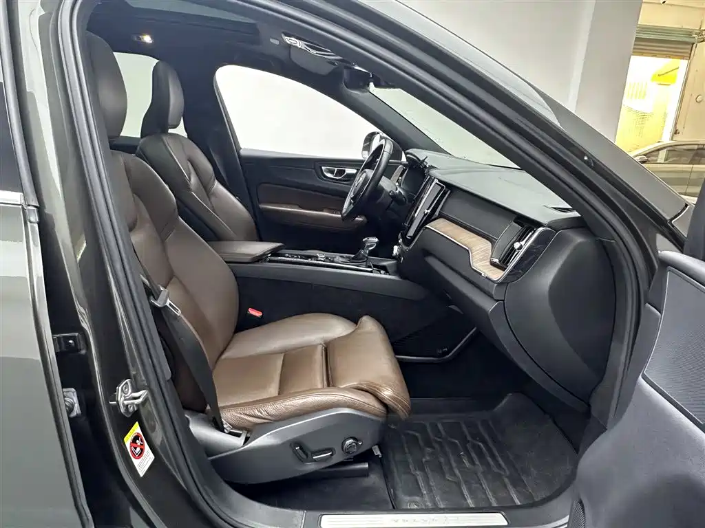 Фото 6 - Volvo XC60