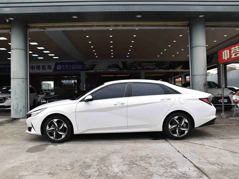 Hyundai Elantra 2021 1.5L CVT LUX Premium Edition фото 4