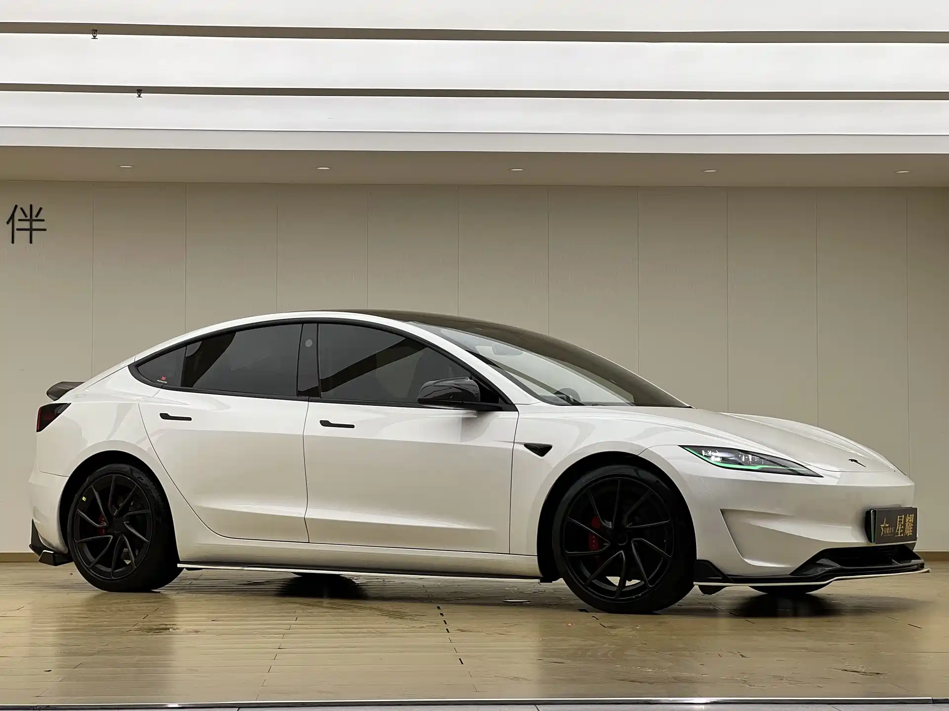 Фото 1 - Tesla Model 3