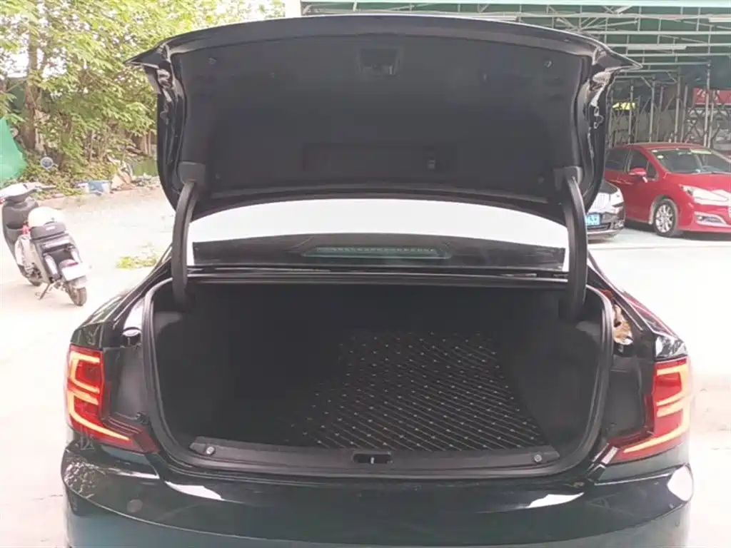 Photo 19 - Volvo S90