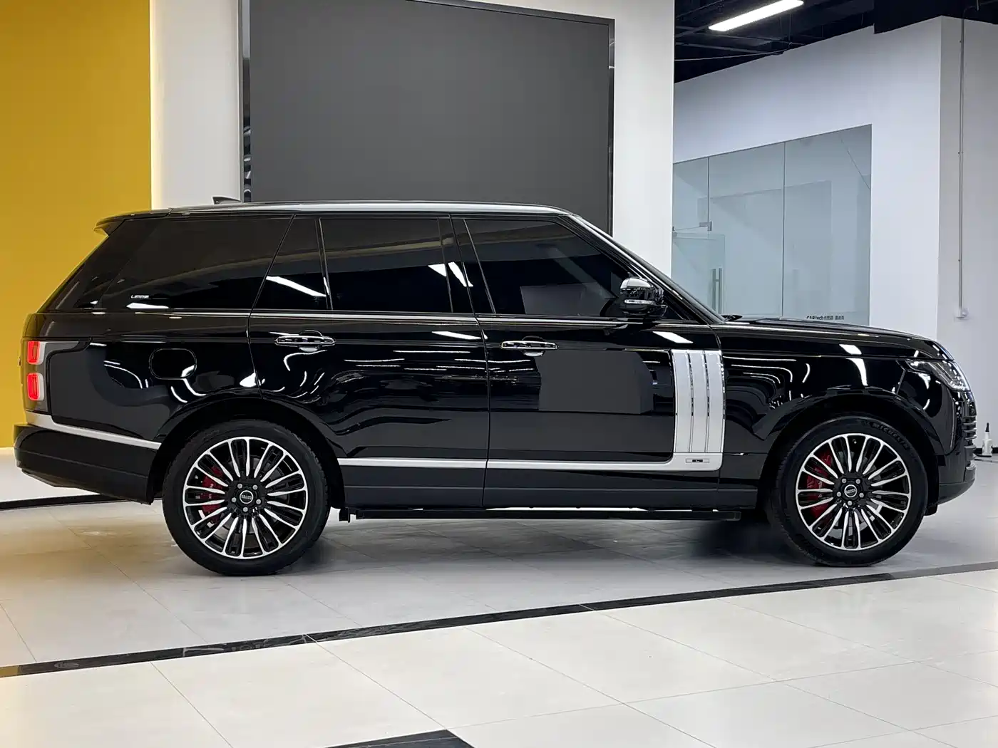 Land Rover Range Rover 2019 3.0 SC V6 Golden Age Edition фото 8