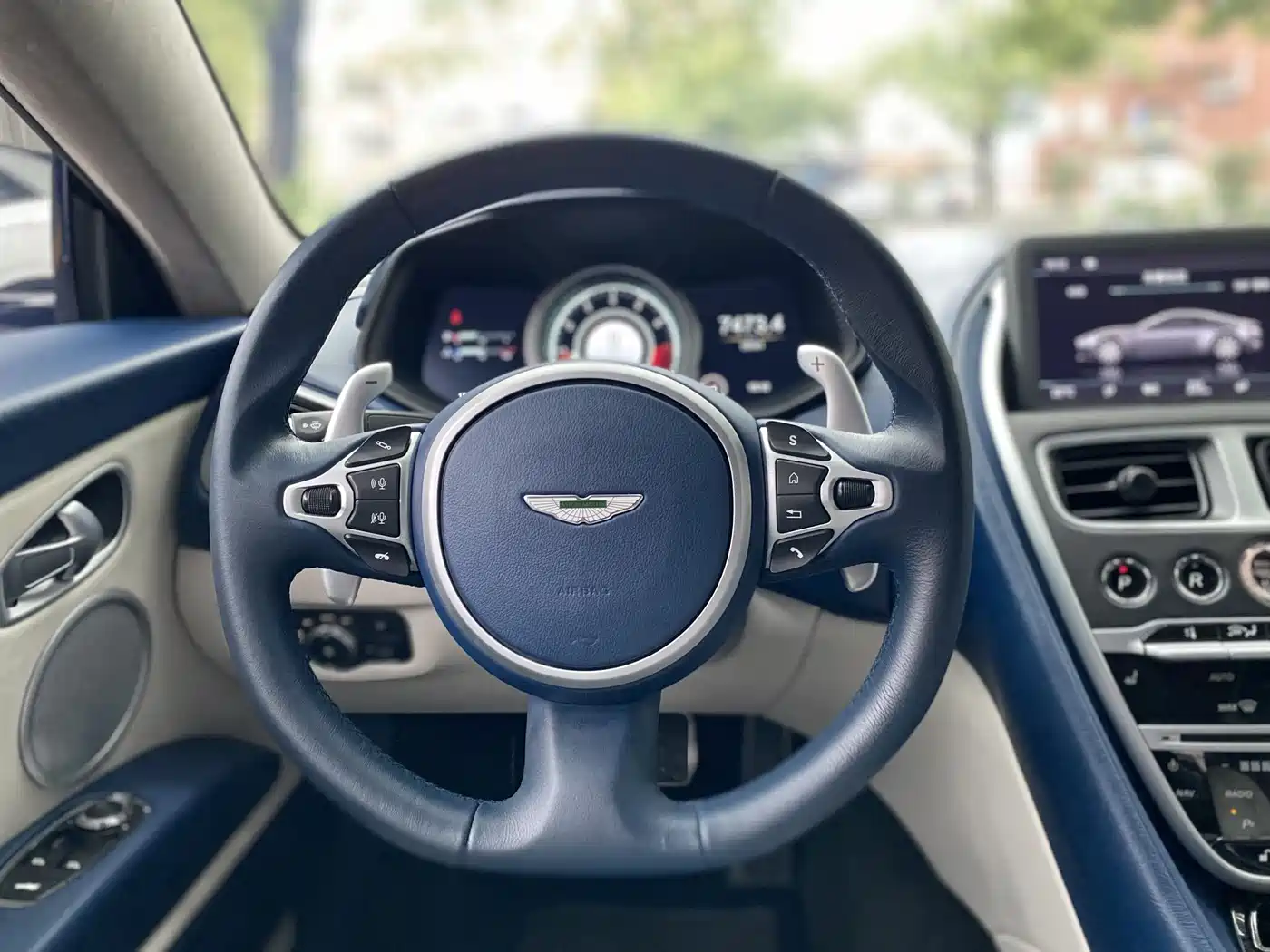 ASTON MARTIN DB11