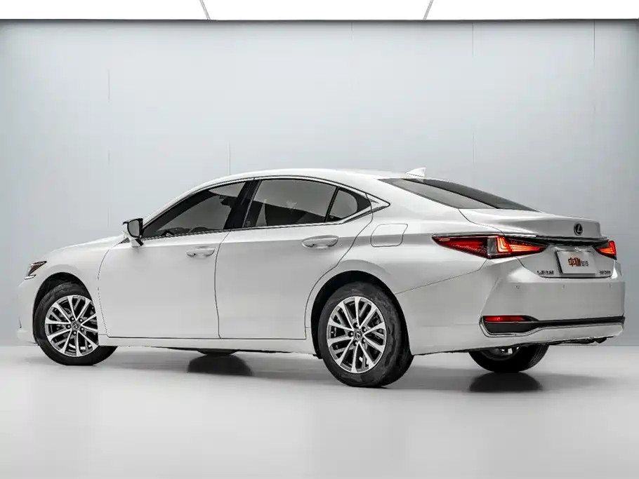 Lexus ES 2023 200 Excellence Edition фото 5