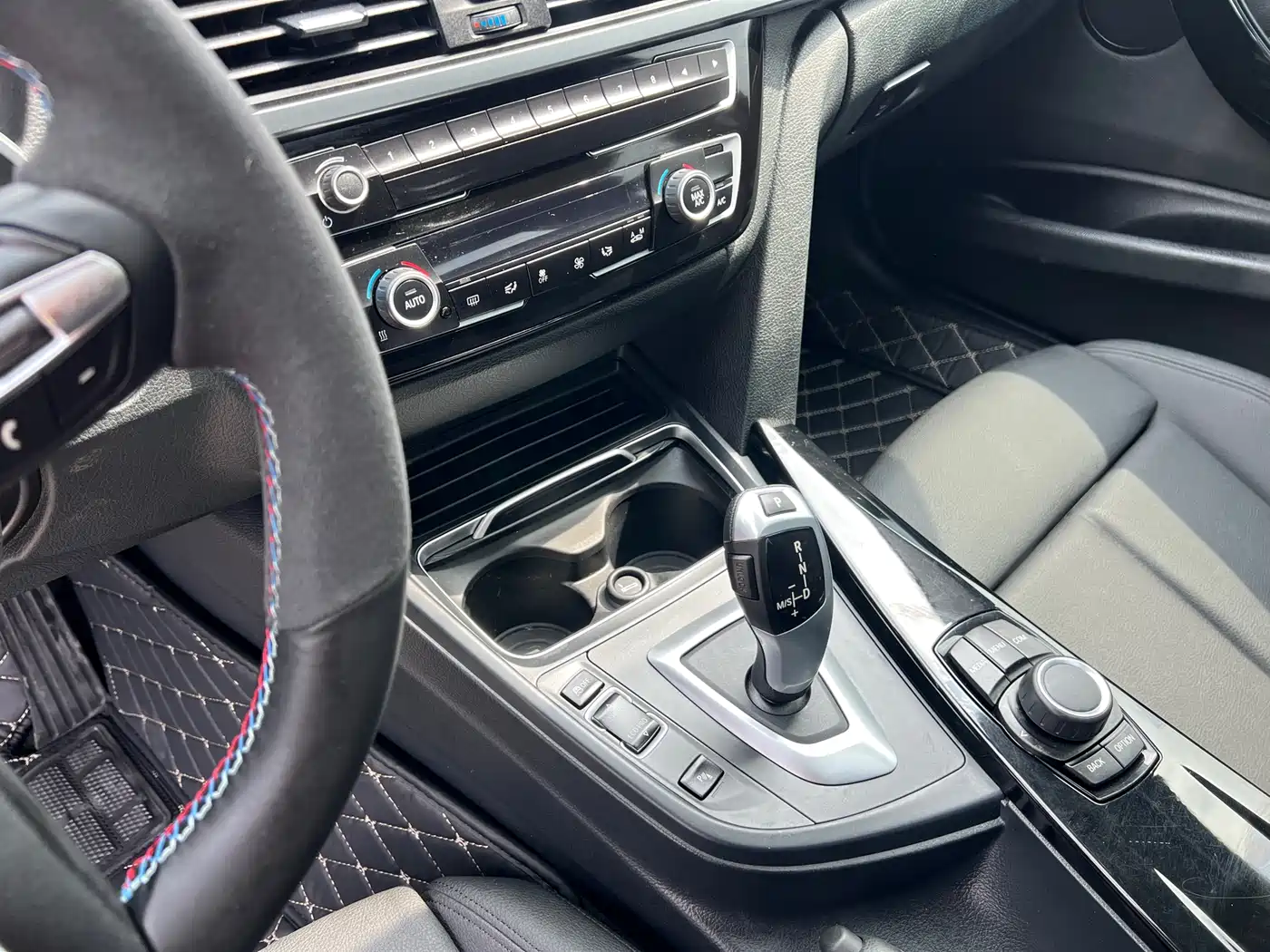 BMW 3 Series 2018 320i M Sport Black Night Edition фото 7