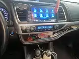 Фото 14 - Toyota Highlander