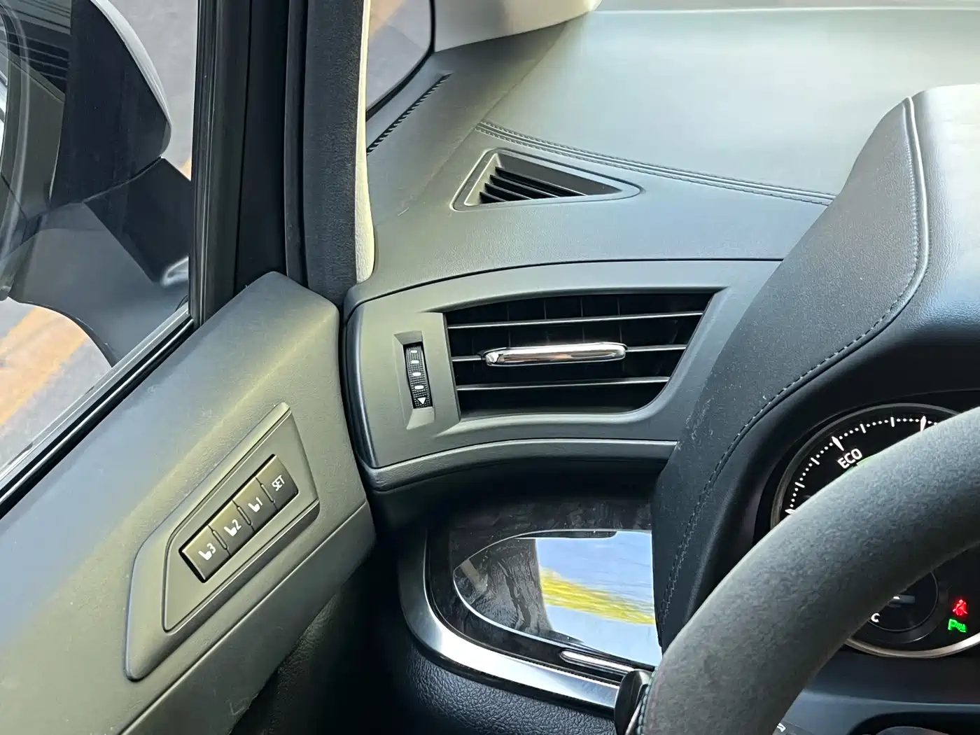 Toyota Vellfire 2019 Hybrid 2.5L HV Luxury Edition фото 4