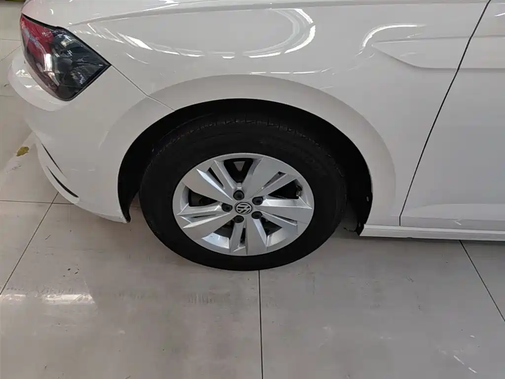 Volkswagen Polo 2019 Plus 1.5L Automatic Panorama Enjoyment Edition фото 23