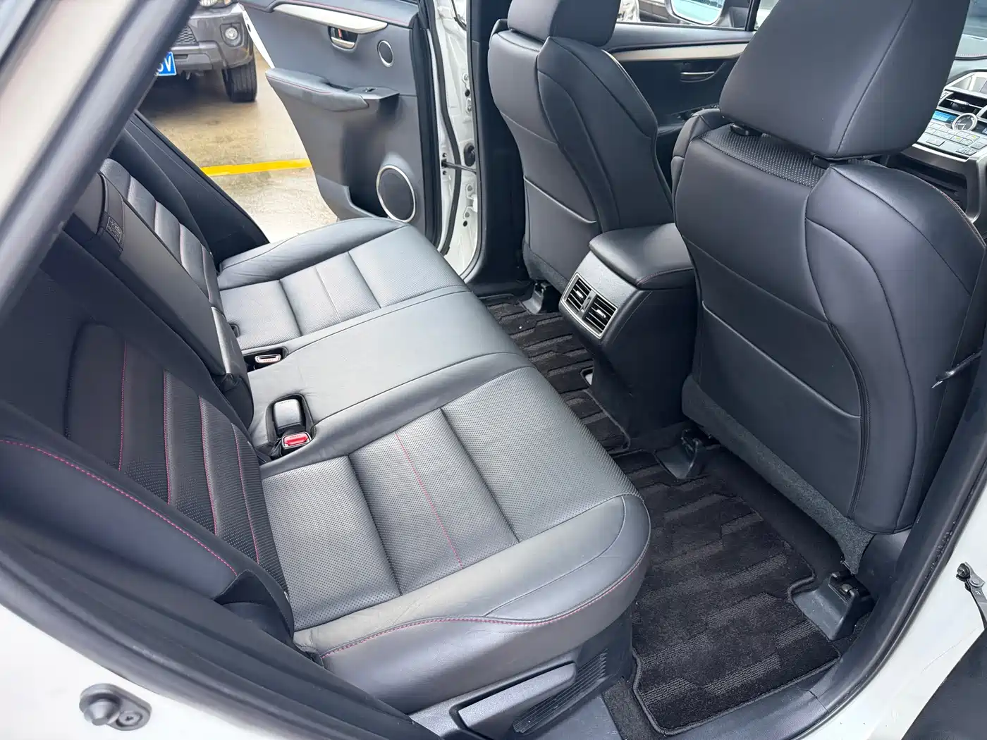 Фото 13 - Lexus NX