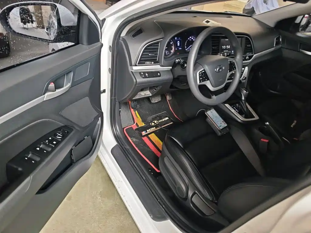 Фото 16 - Hyundai Elantra