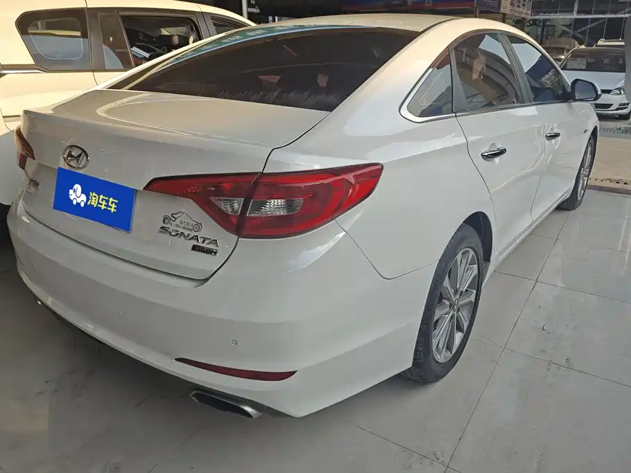 Photo 3 - Hyundai Sonata