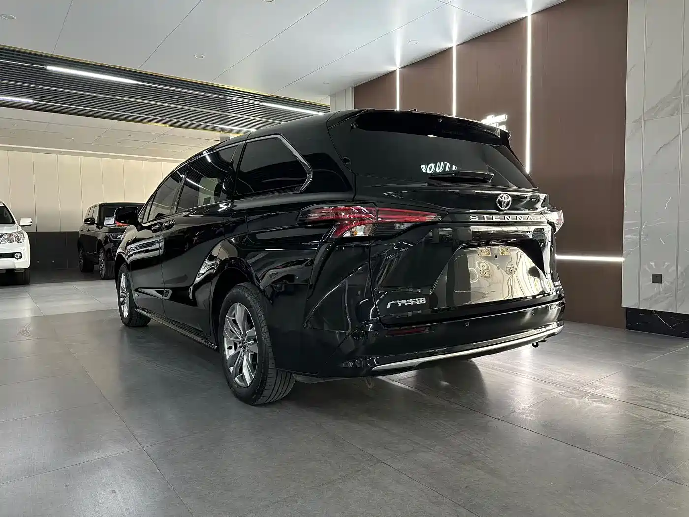 Toyota Sienna 2024 2.5L Hybrid 4WD Premium Edition фото 7