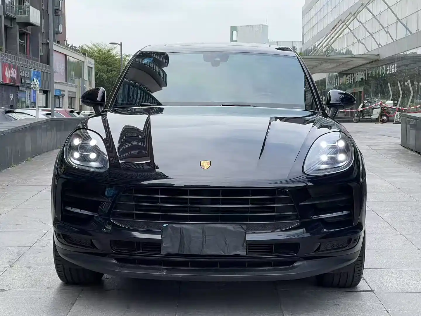 Photo 2 - Porsche Macan