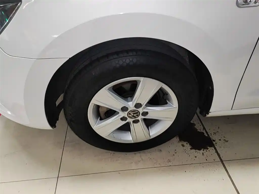 Volkswagen Jetta 2015 1.6L Manual Trend фото 23