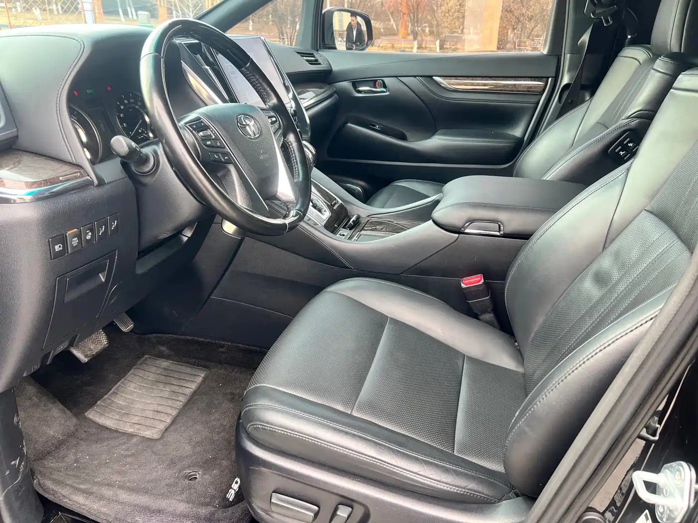 Toyota Vellfire 2020 Twin Engine 2.5L HV Premium Edition фото 4
