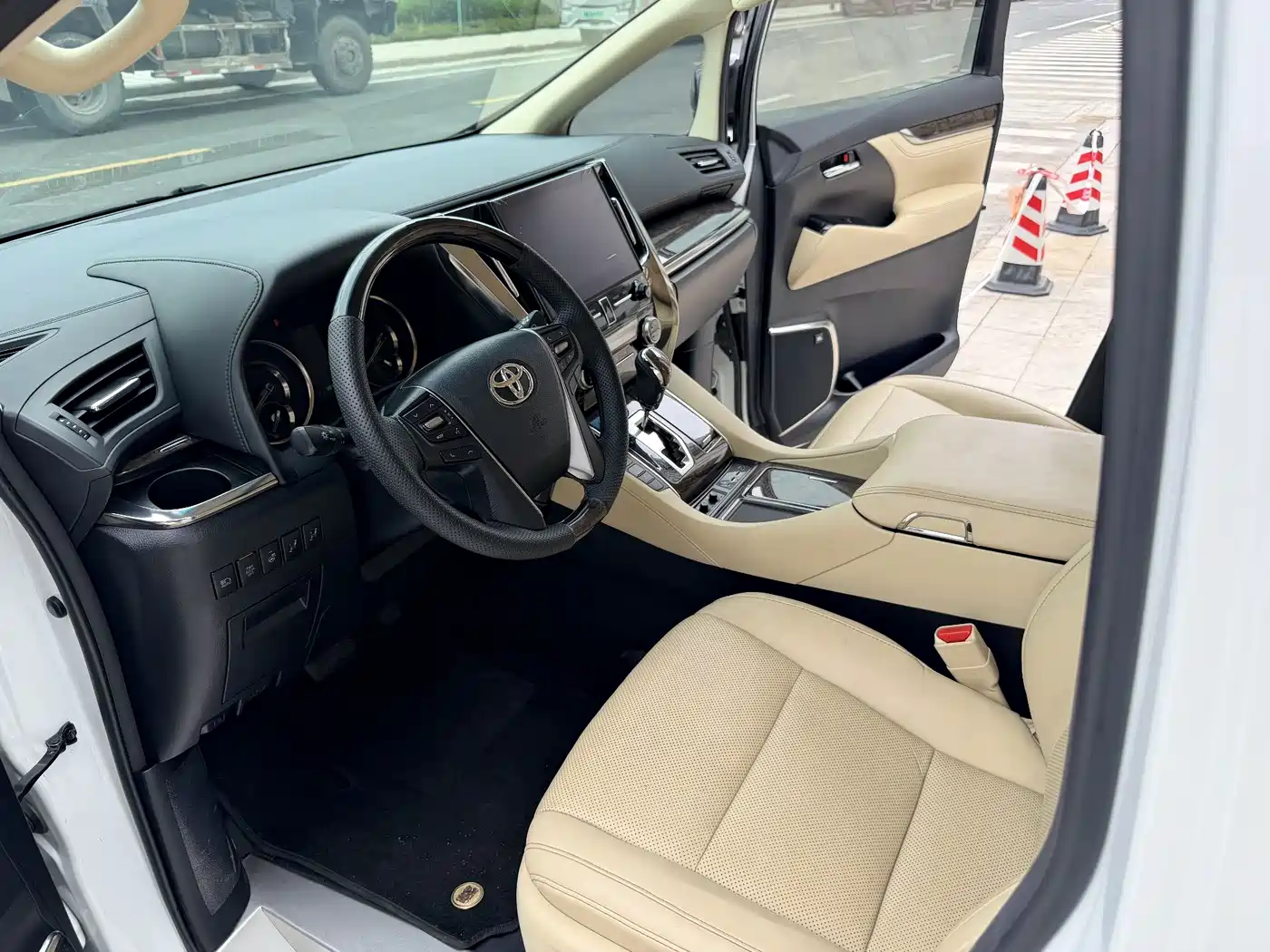 Toyota Vellfire 2020 Twin Engine 2.5L HV Premium Edition фото 9