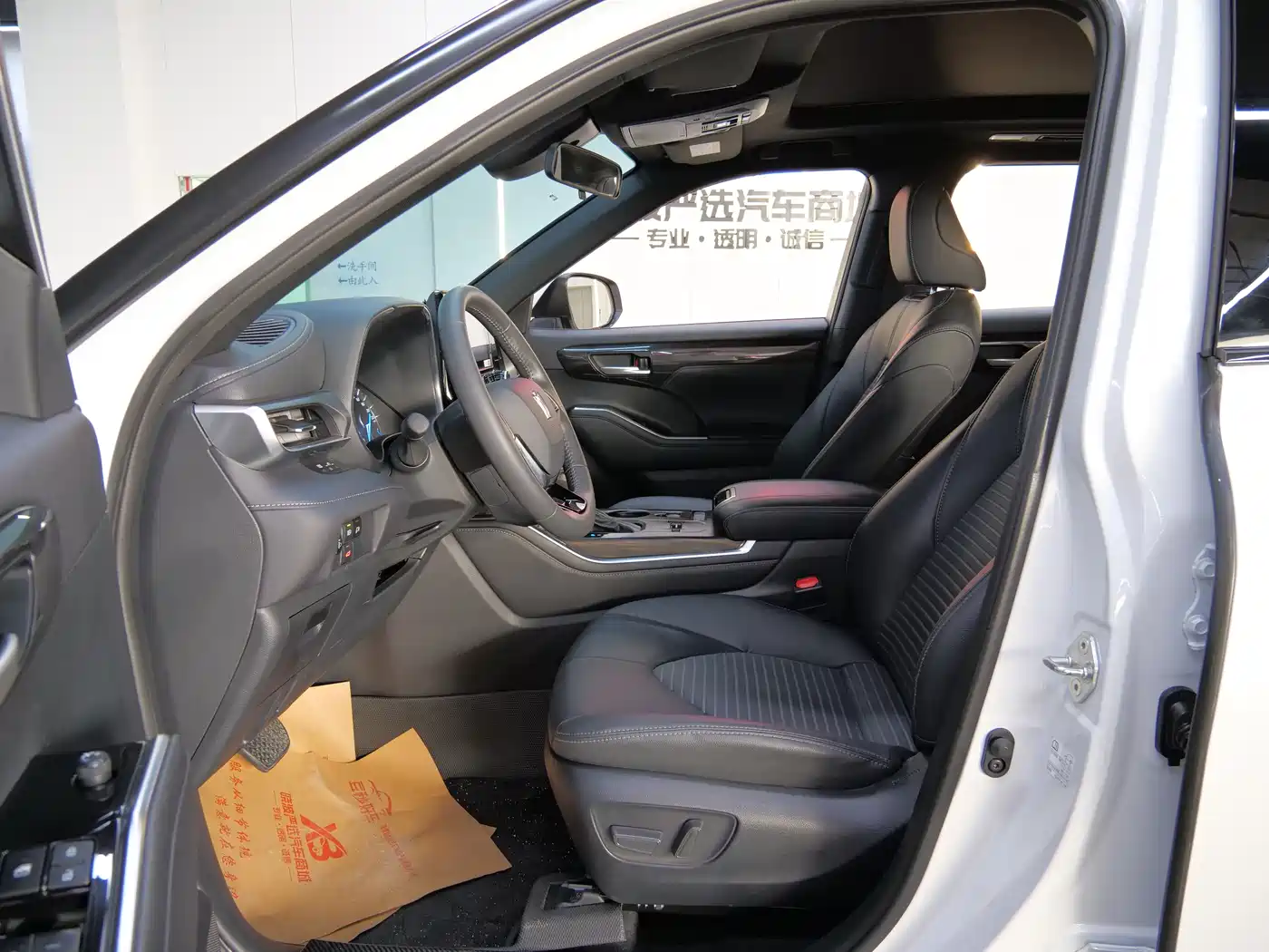 Toyota Crown Kluger 2023 2.5L HEV AWD Luxury Edition фото 16