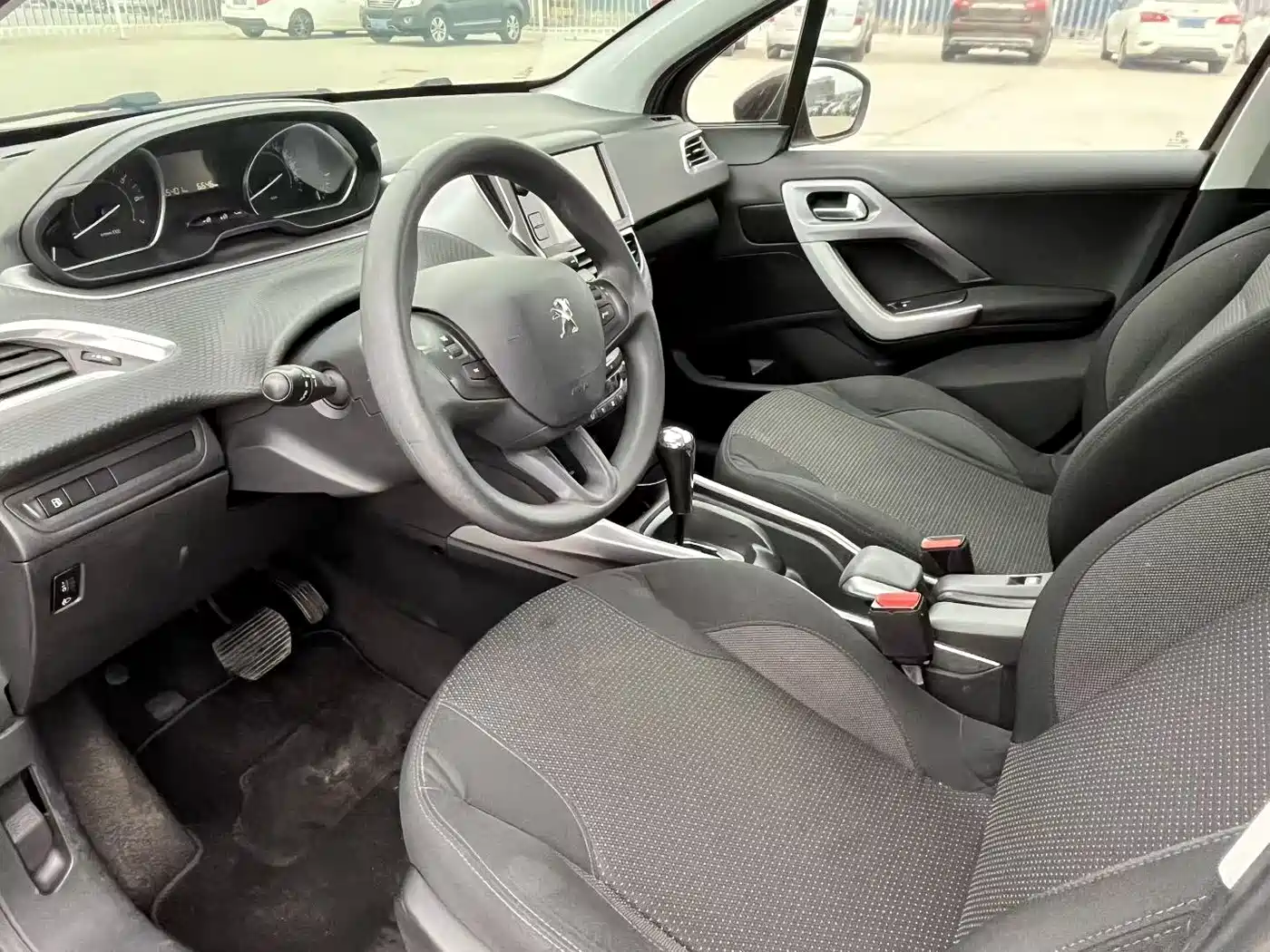 Peugeot 2008 2014 1.6L Automatic Fashion Edition фото 6