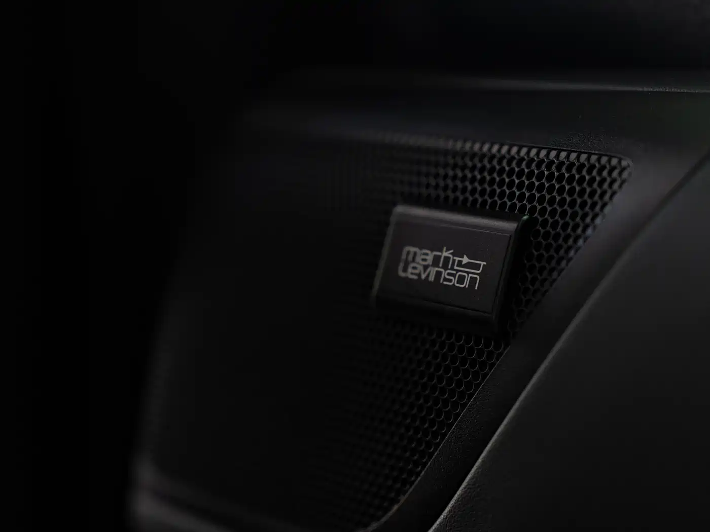 Lexus LM 2020 300h Seven-Seater Elegance Edition фото 13