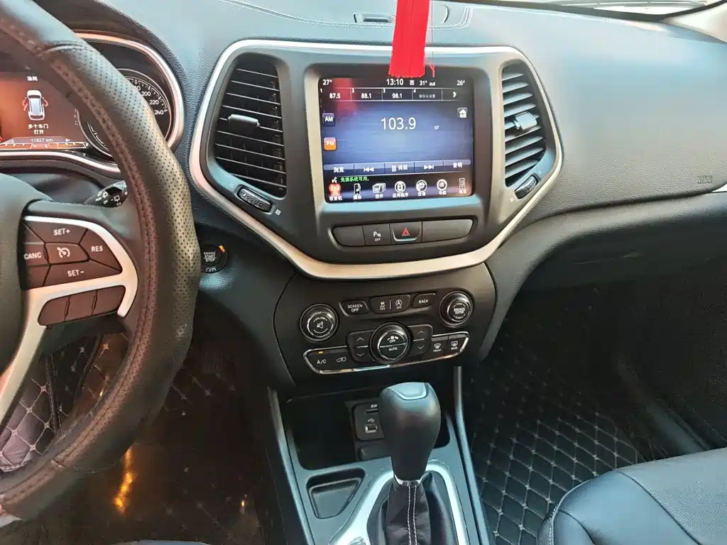 Photo 9 - Jeep Cherokee