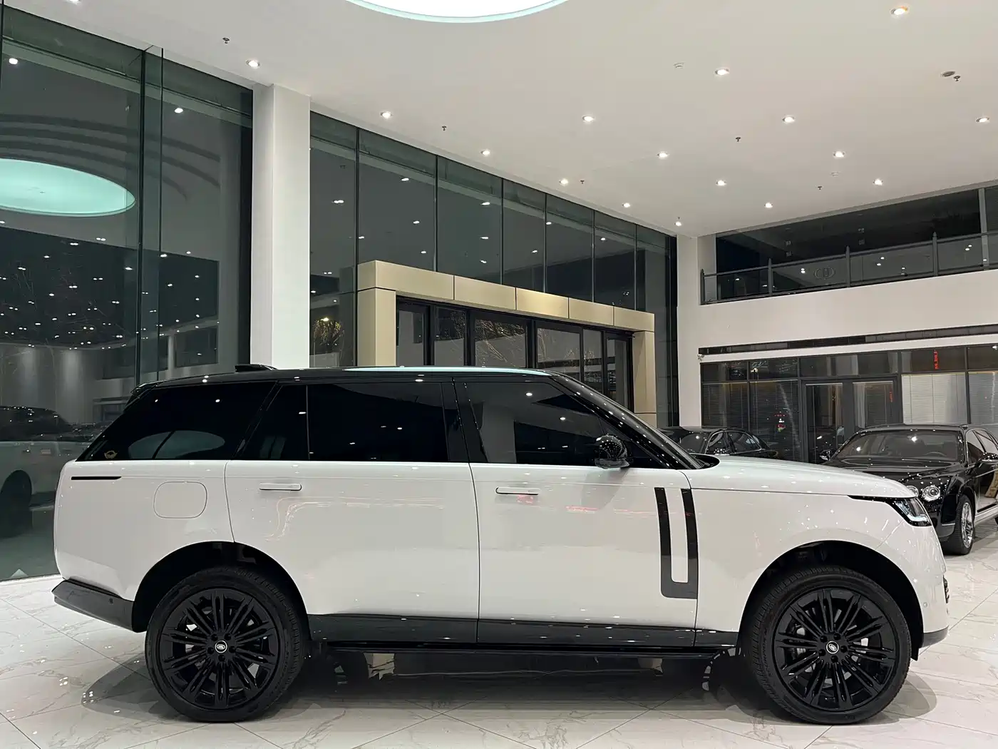 Land Rover Range Rover 2025 3.0 L6 400PS Flourishing Era Extended Wheelbase фото 13