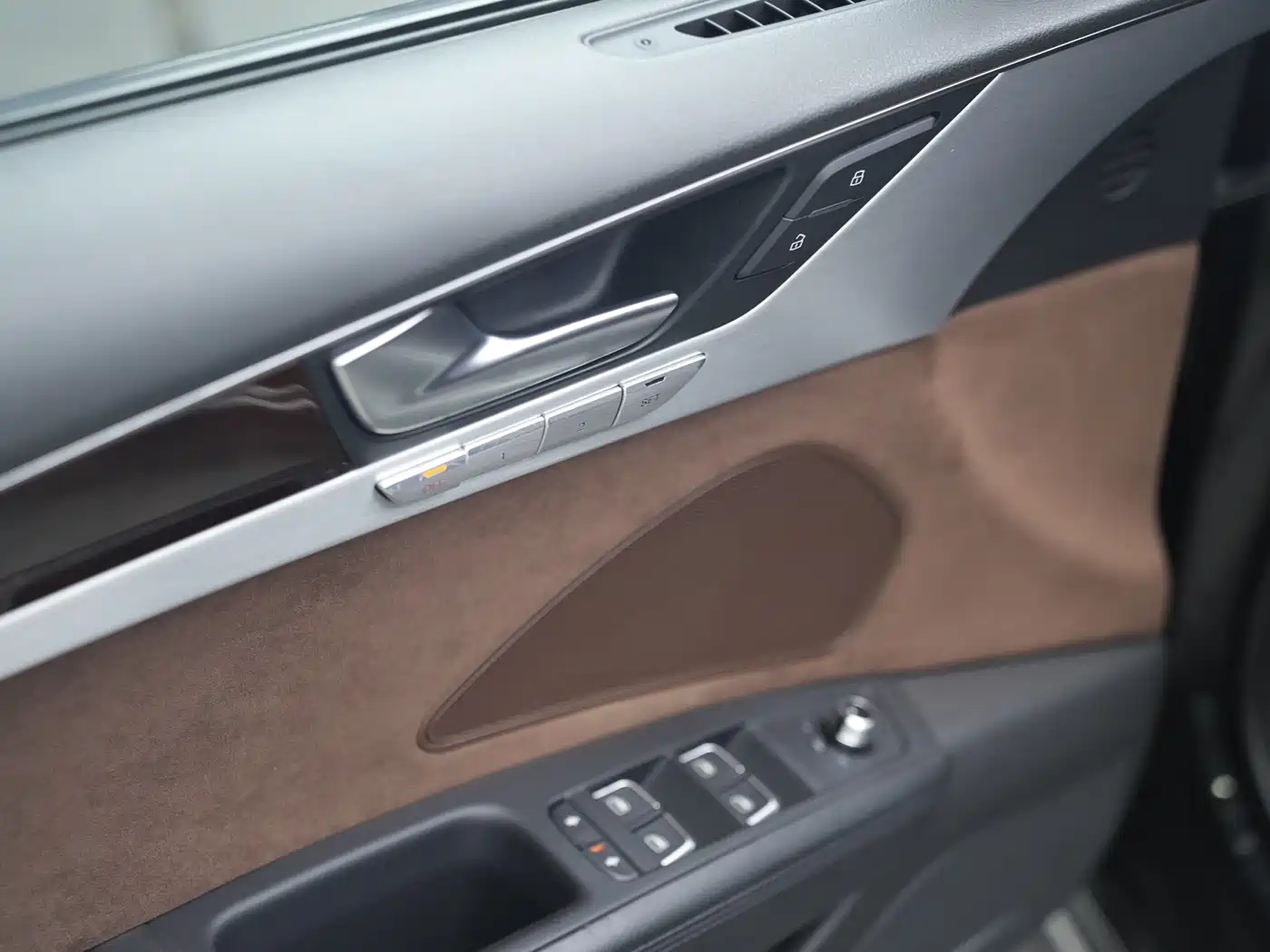 Фото 2 - Audi A8