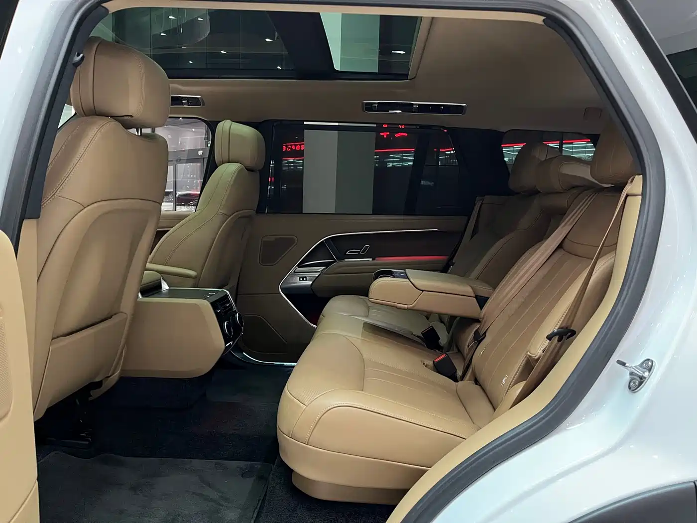 Land Rover Range Rover 2025 3.0 L6 400PS Flourishing Era Extended Wheelbase фото 9