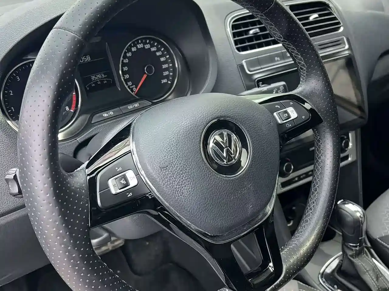 Volkswagen Polo 2016 1.6L Cross Polo Automatic фото 10