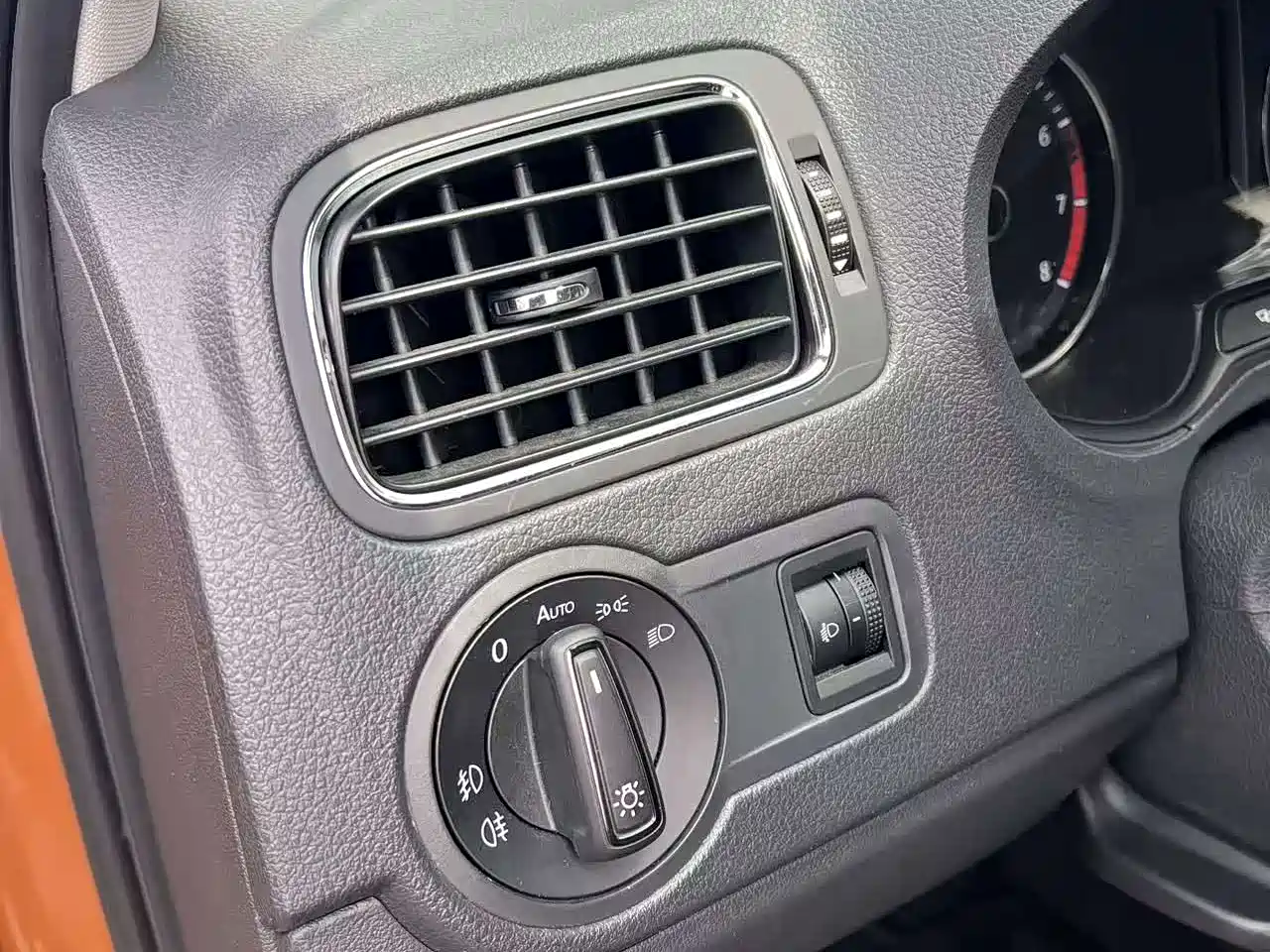 Volkswagen Polo 2016 1.6L Cross Polo Automatic фото 19