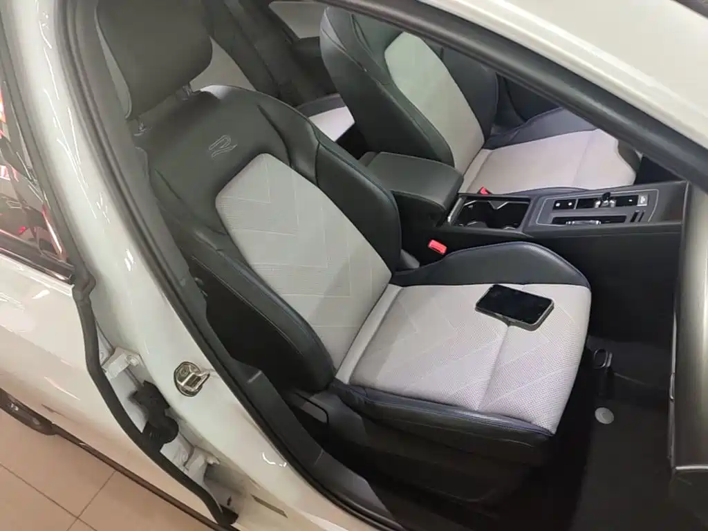 Volkswagen Golf 2025 2025 300TSI R-Line