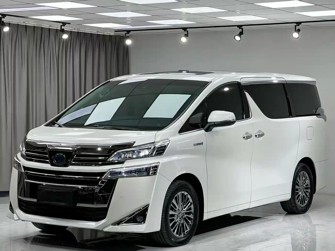 Toyota Vellfire 2019 Hybrid 2.5L HV Luxury Edition фото 2