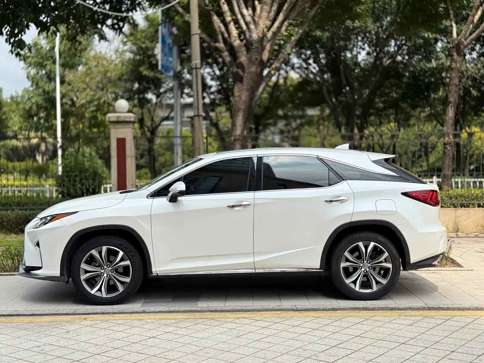 Photo 7 - Lexus RX