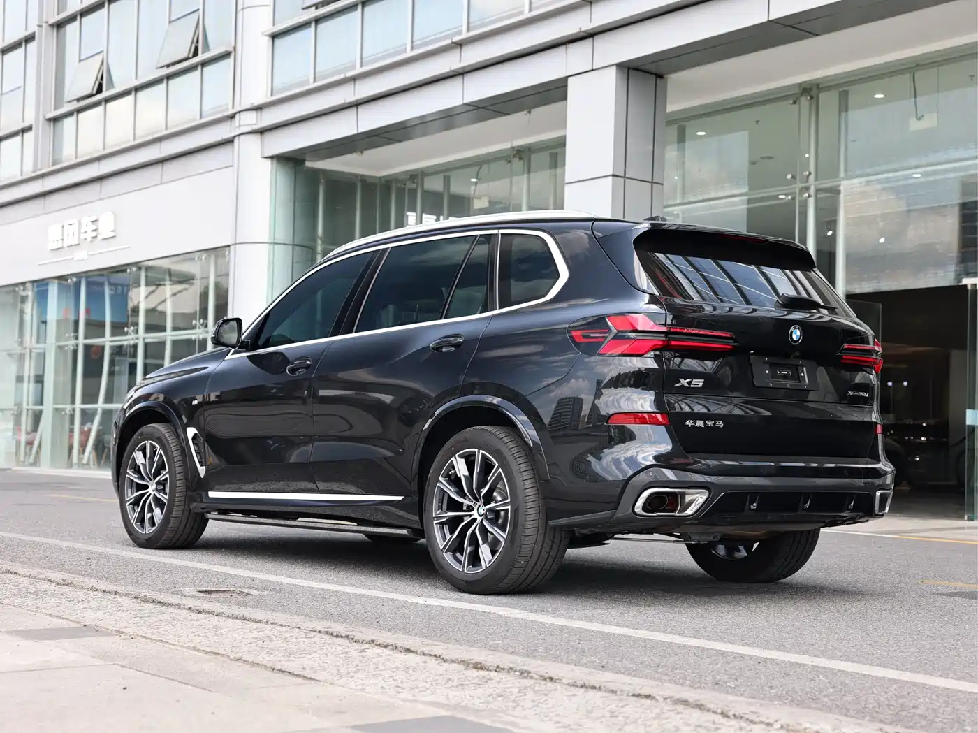 BMW X5 2025 Model xDrive 30Li M Sport Blackout Package фото 6