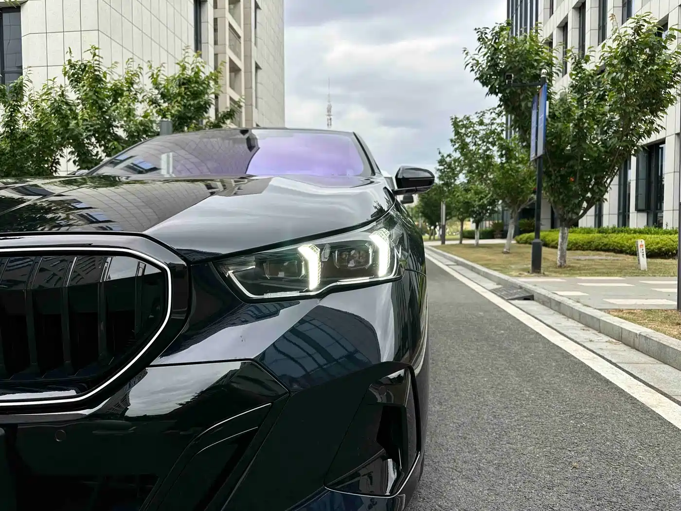 BMW 5 Series 2025 530Li Leading M Sport Package фото 9